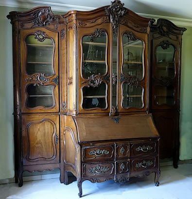 Scriban biblioth&egrave;que rochelais XVIIIe en acajou galb&eacute; toutes faces tr&egrave;s richement sculpt&eacute;